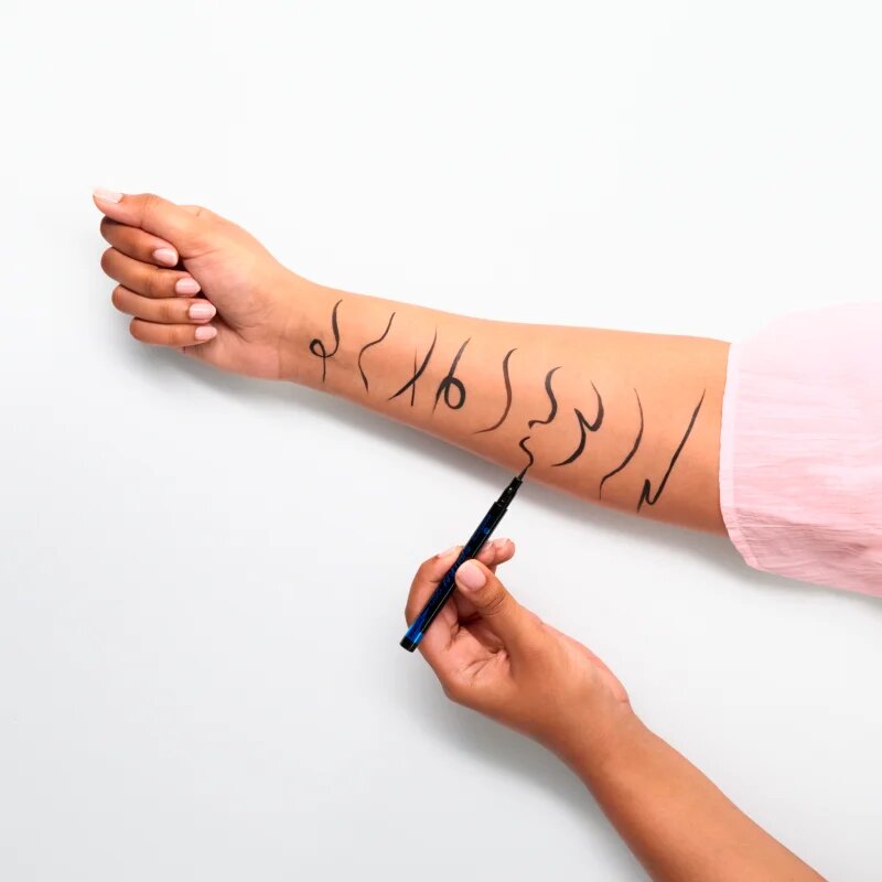 Essence Eyeliner Pen водоустойчива очна линия цвят 01 Black 1 мл.
