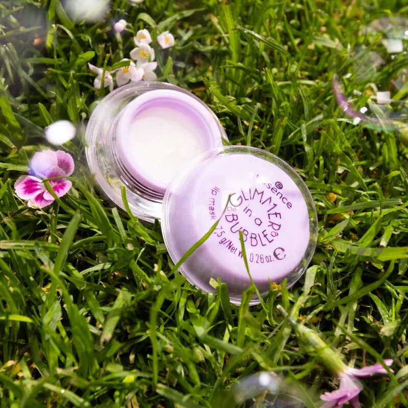 Essence GLIMMER IN A BUBBLE хидратираща маска за устни с блясък цвят 01 Kiss In A Bubble 7.5 гр.