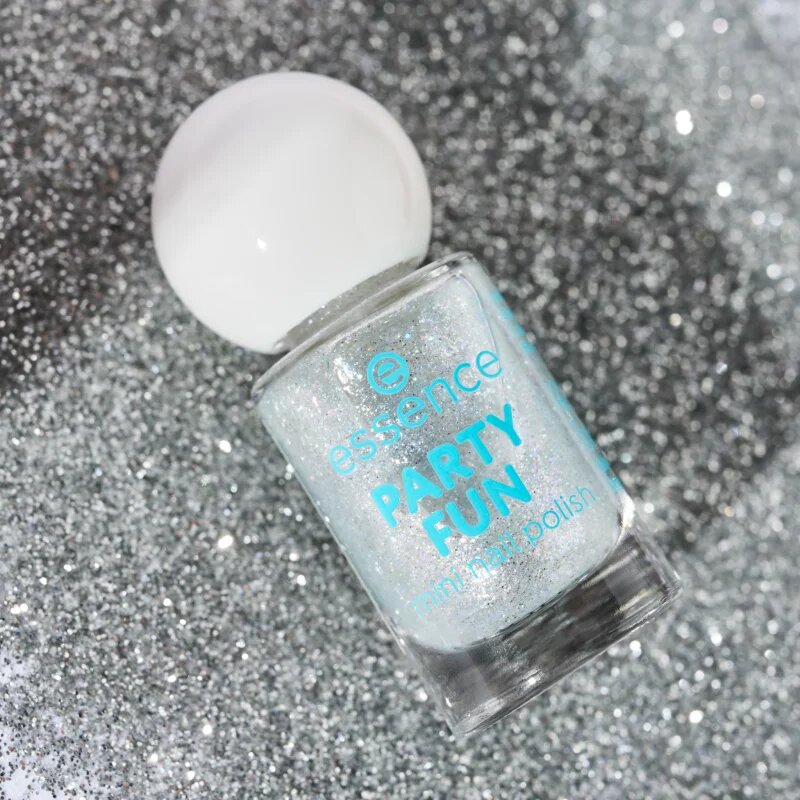 Essence PARTY FUN лак за нокти с холографичен ефект с блясък цвят 20 5 мл.