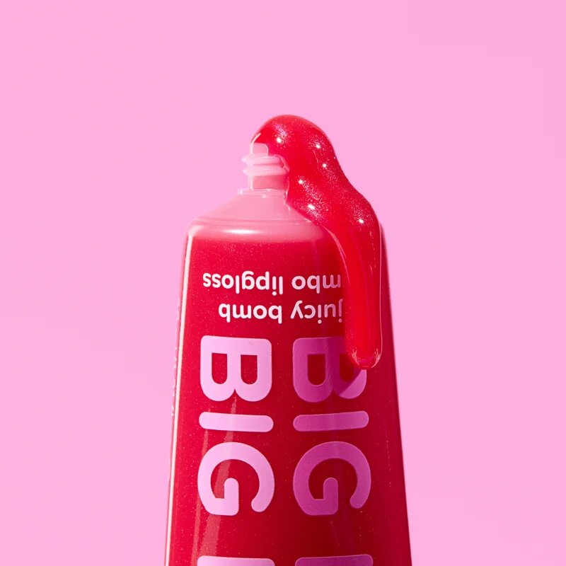 Essence Say It With Juicy Big Hug блясък за устни цвят 01 Poppin' Pomegranate 30 мл.