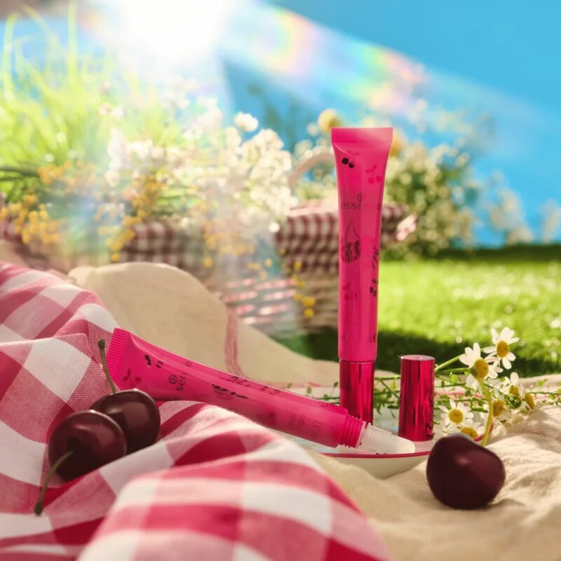 Essence SO CHERRY happy блясък за устни с пептиди цвят 01 Cherry On Top 10 мл.