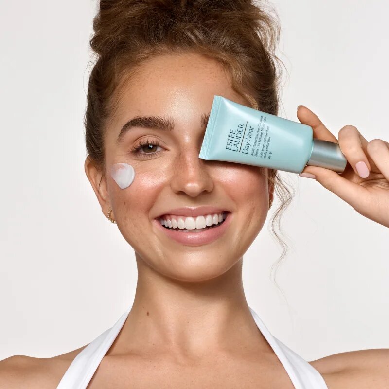 Estée Lauder DayWear Multi-Protection Anti-Oxidant Sheer Tint Release Moisturizer SPF 15 тониращ овлажнител за всички типове кожа на лицето SPF 15 50