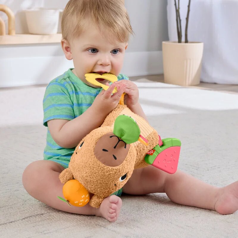 Fisher-Price Snuggly Snacky Capy плюшена играчка с дрънкалка 1 бр.