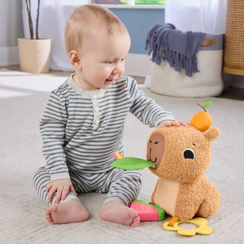 Fisher-Price Snuggly Snacky Capy плюшена играчка с дрънкалка 1 бр.