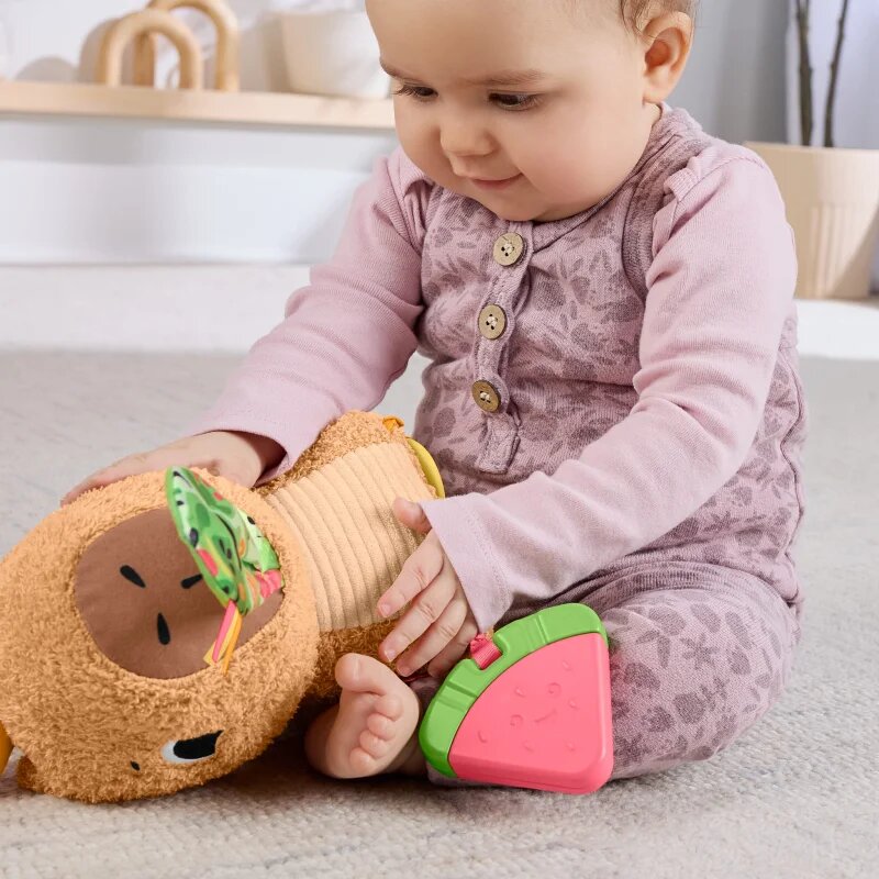 Fisher-Price Snuggly Snacky Capy плюшена играчка с дрънкалка 1 бр.