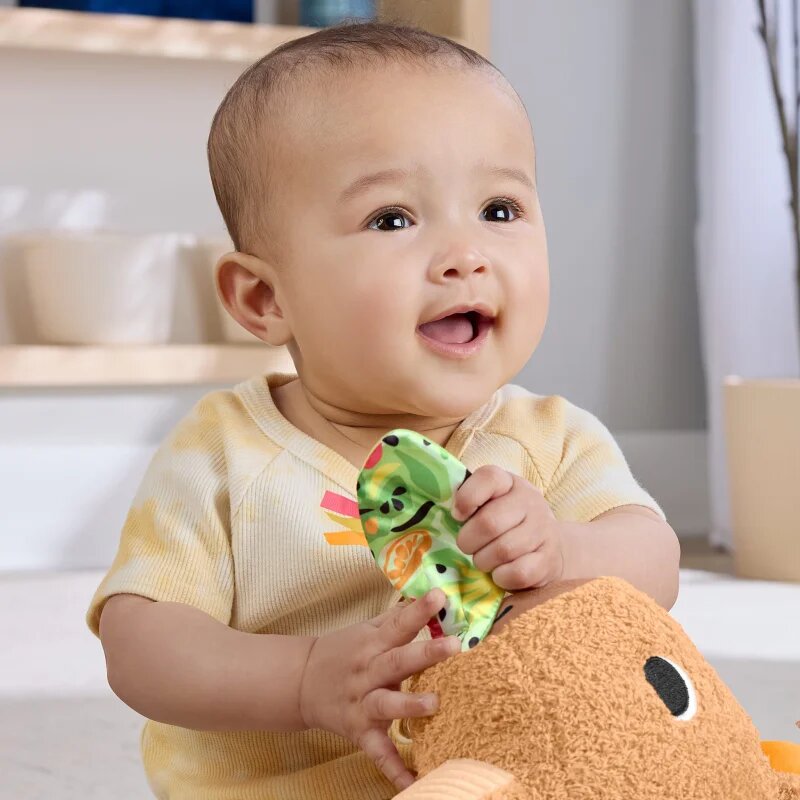 Fisher-Price Snuggly Snacky Capy плюшена играчка с дрънкалка 1 бр.
