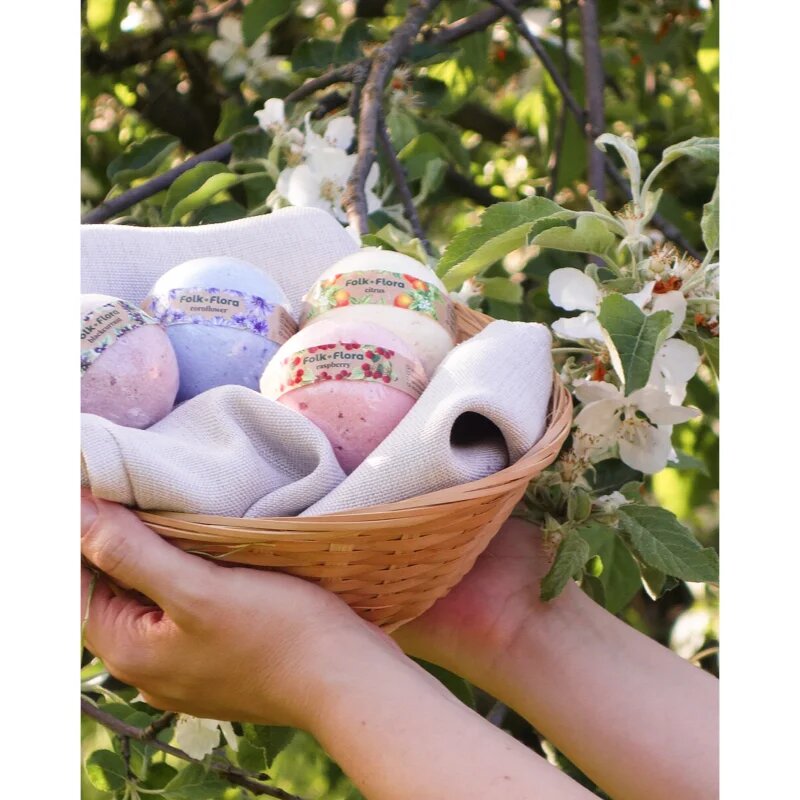 Folk & Flora Blackcurrant бомбичка за вана с освежаващ ефект 130 гр.