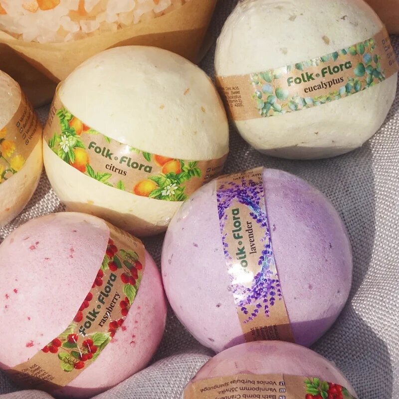 Folk & Flora Citrus бомбичка за вана с освежаващ ефект 130 гр.