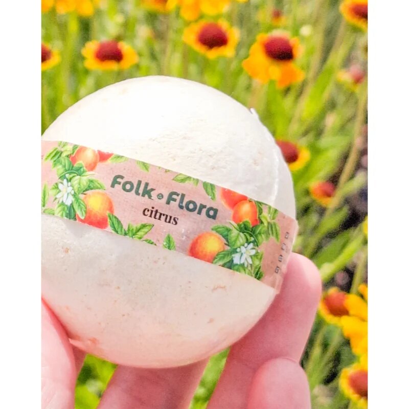 Folk & Flora Citrus бомбичка за вана с освежаващ ефект 130 гр.