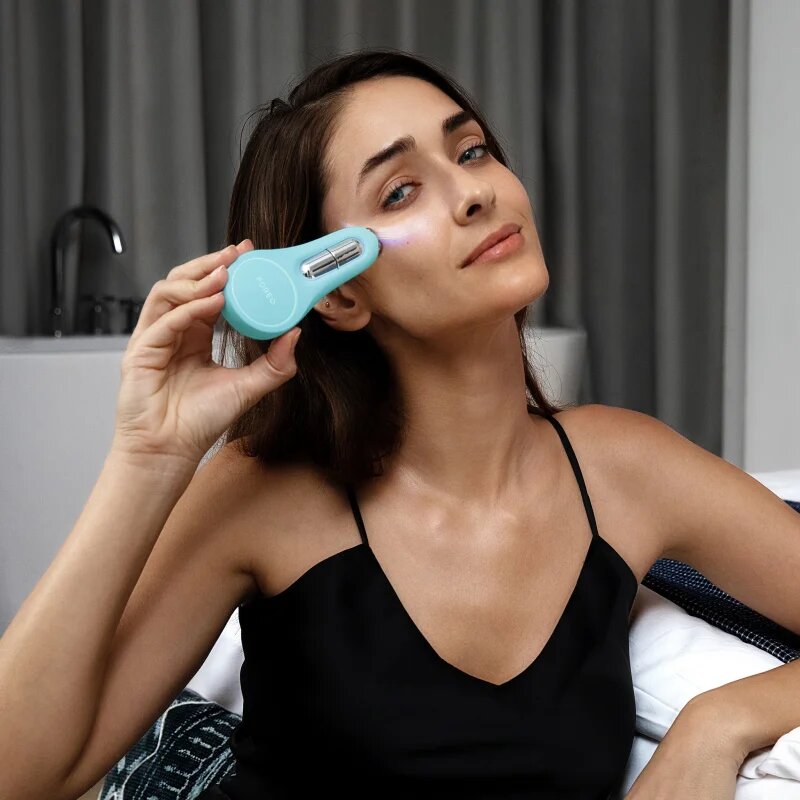 FOREO BEAR™ 2 eyes & lips микротоков тонизиращ уред за зоната около очите и устните Arctic Blue 1 бр.