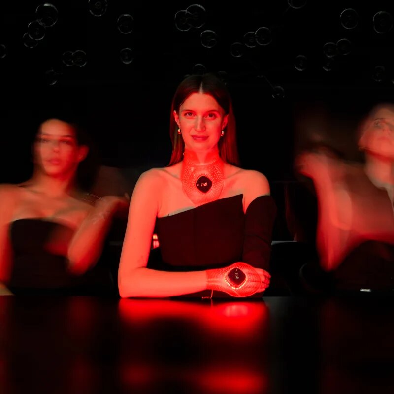 FOREO FAQ™ 211 LED маска за шия и деколте против стареене на кожата 1 бр.