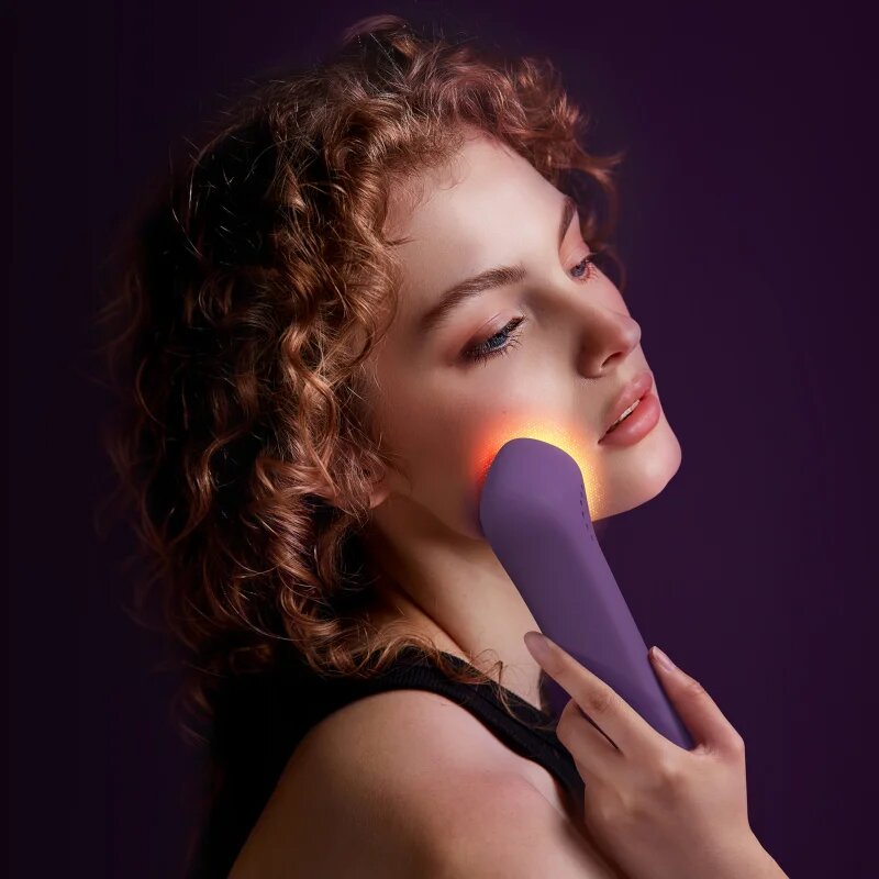 FOREO FAQ™ 501 уред за изглаждане и редуциране на бръчки с червена LED светлина 1 бр.