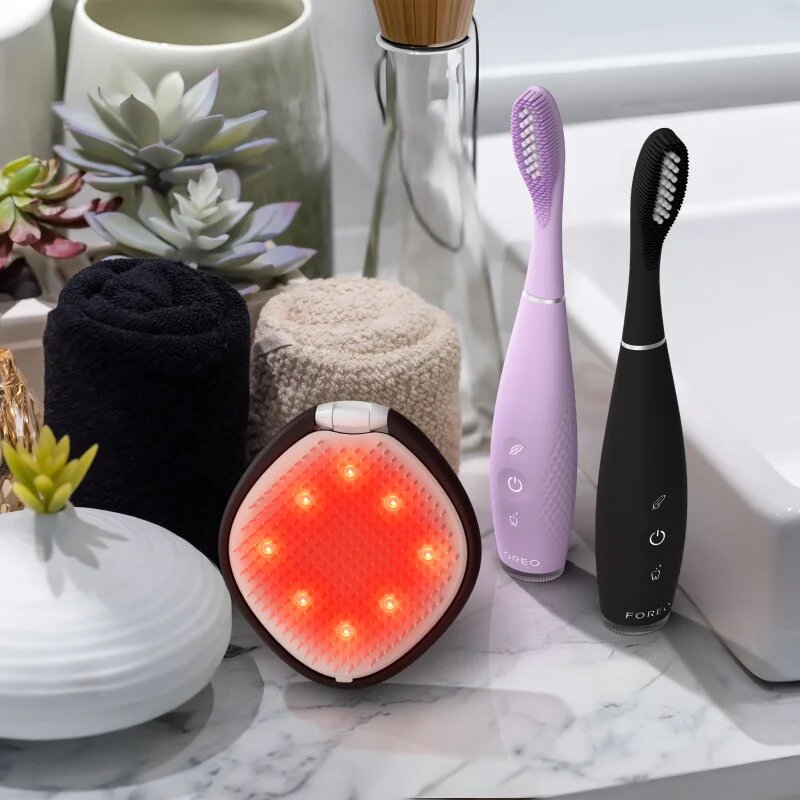 FOREO FLIP™ Play Advanced 3-in-1 гребен за коса с LED подсветка Midnight Magic 1 бр.