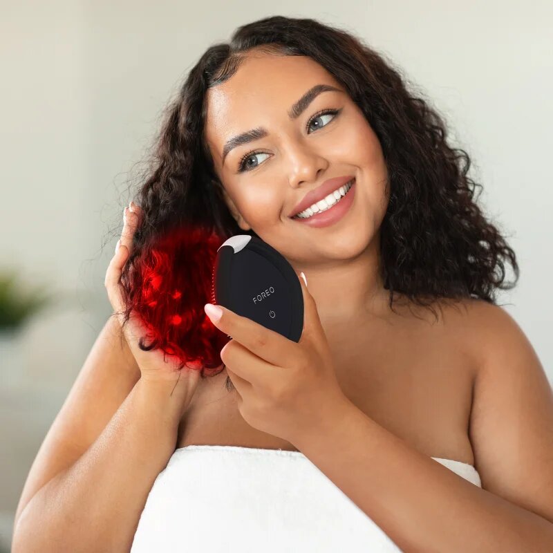 FOREO FLIP™ Play Advanced 3-in-1 гребен за коса с LED подсветка Midnight Magic 1 бр.