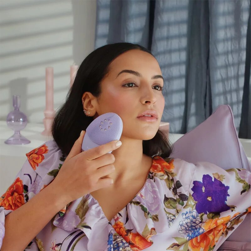 FOREO LUNA™ 3 Plus почистващ звуков уред с термофункции и стягащ масаж чувствителна кожа 1 бр.