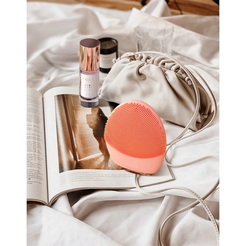 FOREO LUNA™4 масажен уред за почистване и стягане на лицето нормална кожа