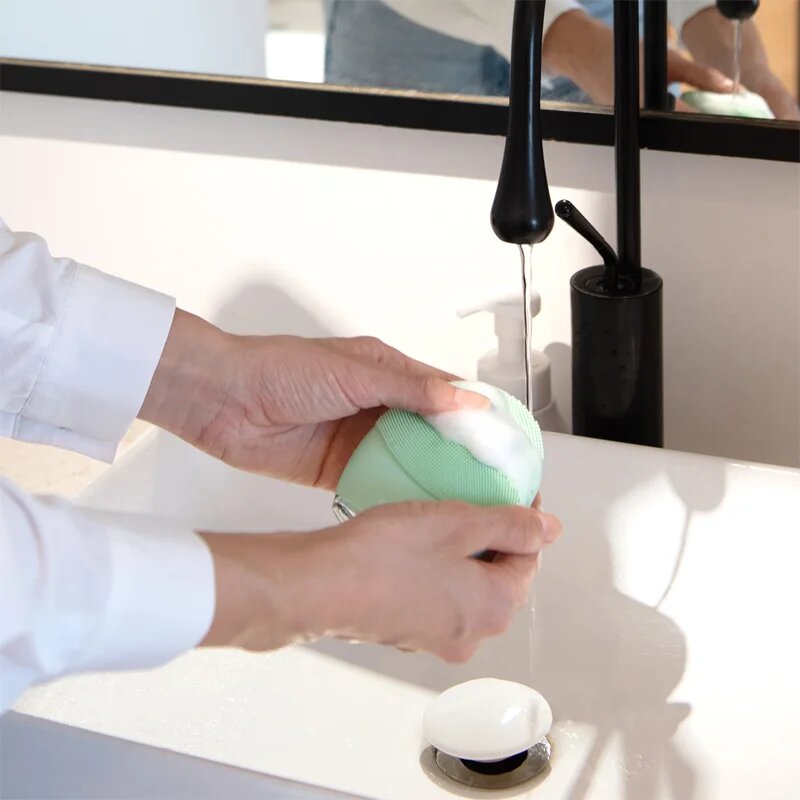 FOREO LUNA™4 масажен уред за почистване и стягане на лицето смесена кожа
