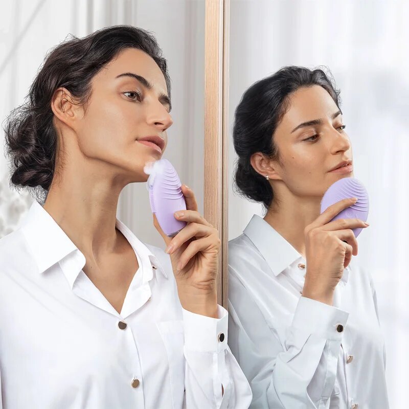 FOREO LUNA™4 масажен уред за почистване и стягане на лицето за чувствителна кожа на лицето