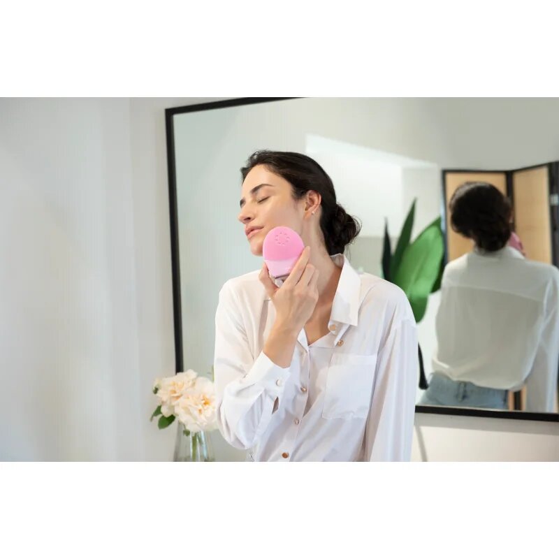 FOREO LUNA™4 Plus почистващ звуков уред с термофункции и стягащ масаж нормална кожа 1 бр.