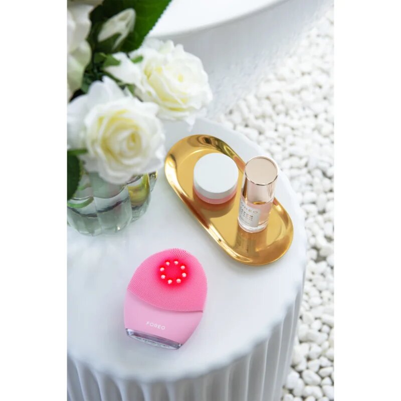 FOREO LUNA™4 Plus почистващ звуков уред с термофункции и стягащ масаж нормална кожа 1 бр.