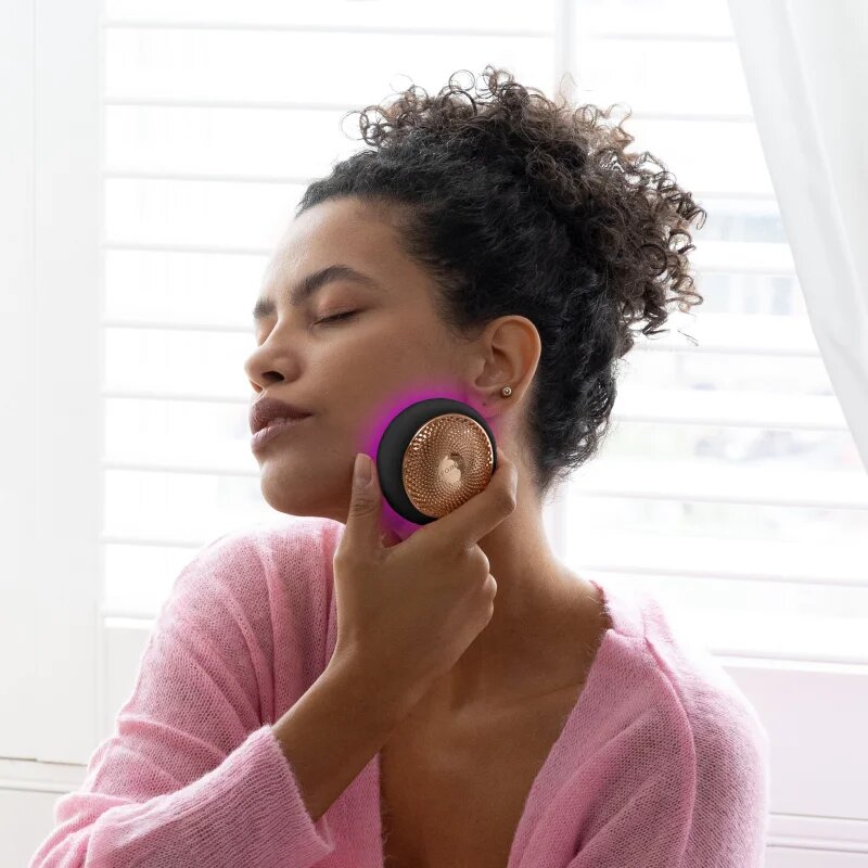 FOREO UFO™ 3 5-in-1 звуков уред за ускоряване ефекта на маските за лице Black 1 бр.