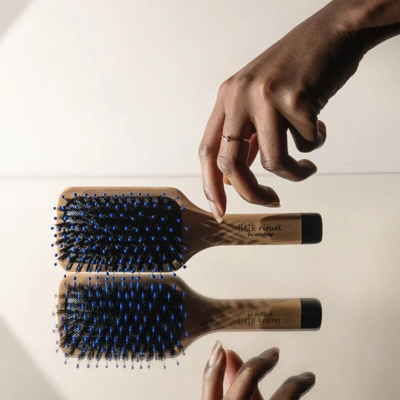 Hair Rituel by Sisley The Pocket Brush Radiance & Softness четка за блясък и мекота на косата 1 бр.