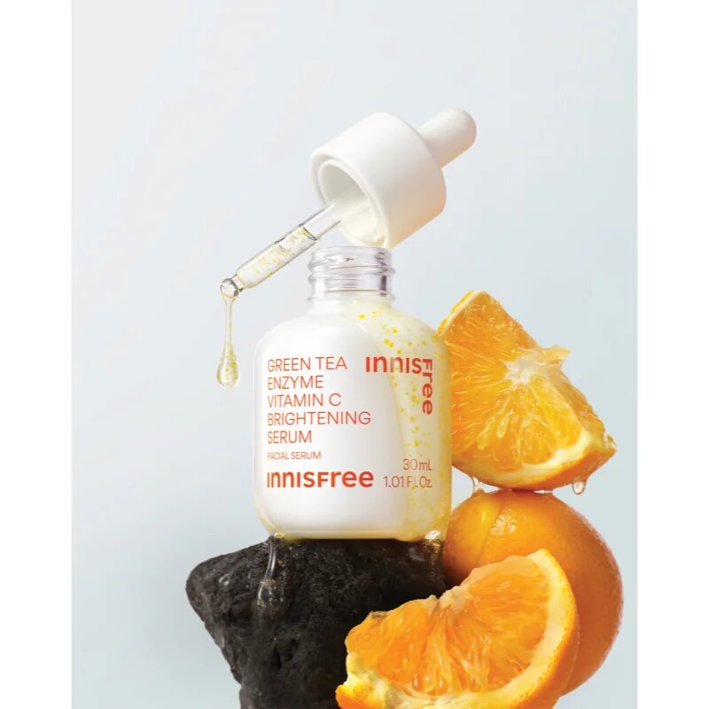 innisfree Green Tea Enzyme Vitamin C Brightening Serum озаряващ серум с витамин С да уеднакви цвета на кожата 30 мл.