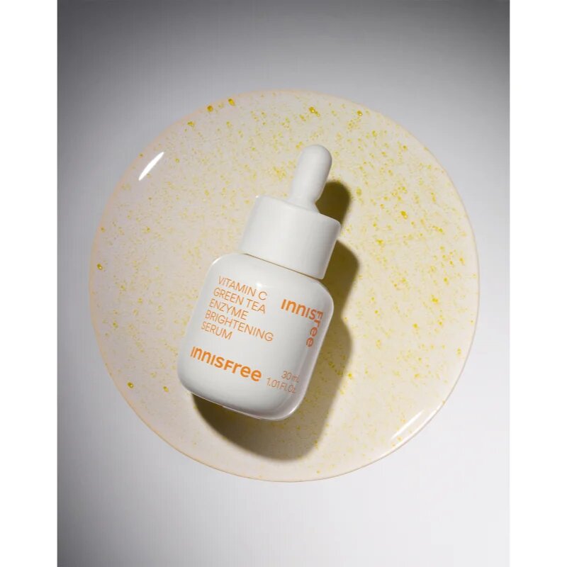 innisfree Green Tea Enzyme Vitamin C Brightening Serum озаряващ серум с витамин С да уеднакви цвета на кожата 30 мл.