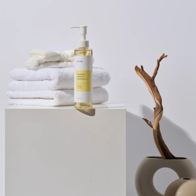 iUnik Calendula Complete Cleansing Oil почистващо и премахващо грима масло за чувствителна кожа на лицето 200 мл.