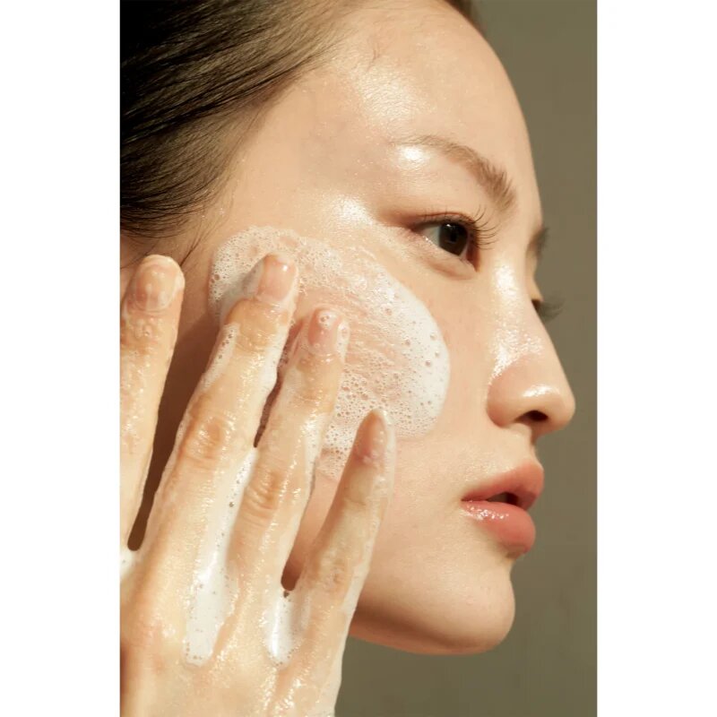 Klairs Gentle Black Facial Cleanser лек почистващ гел за чувствителна кожа на лицето 140 мл.