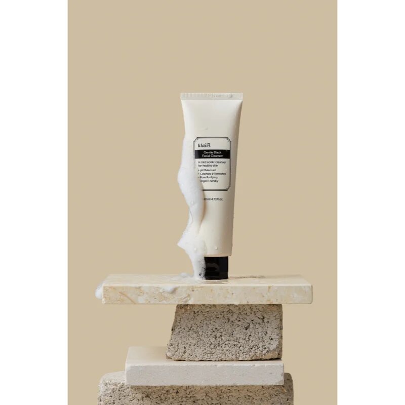 Klairs Gentle Black Facial Cleanser лек почистващ гел за чувствителна кожа на лицето 140 мл.