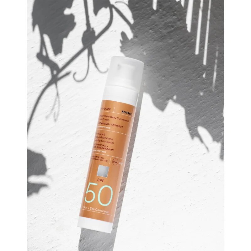 Korres Red Grape Sheer Glow слънцезащитен крем за озаряване на лицето SPF 50 50 мл.