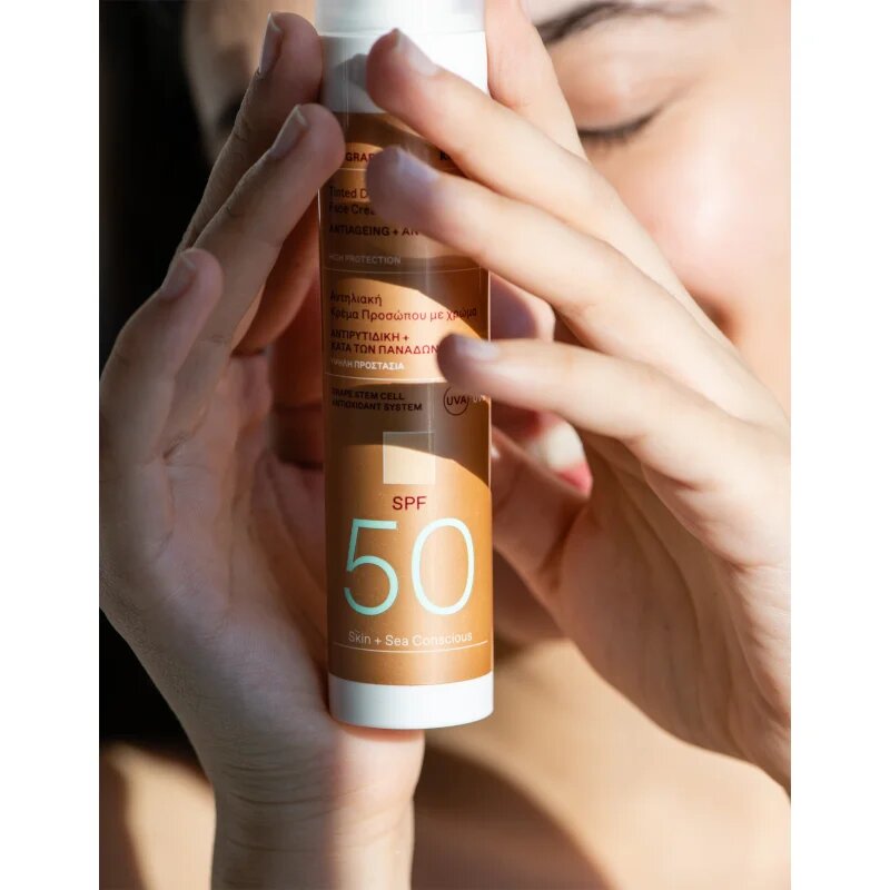 Korres Red Grape Tinted Daily Sunscreen тониращи слънцезащитни продукти да уеднакви цвета на кожата SPF 50 50 мл.