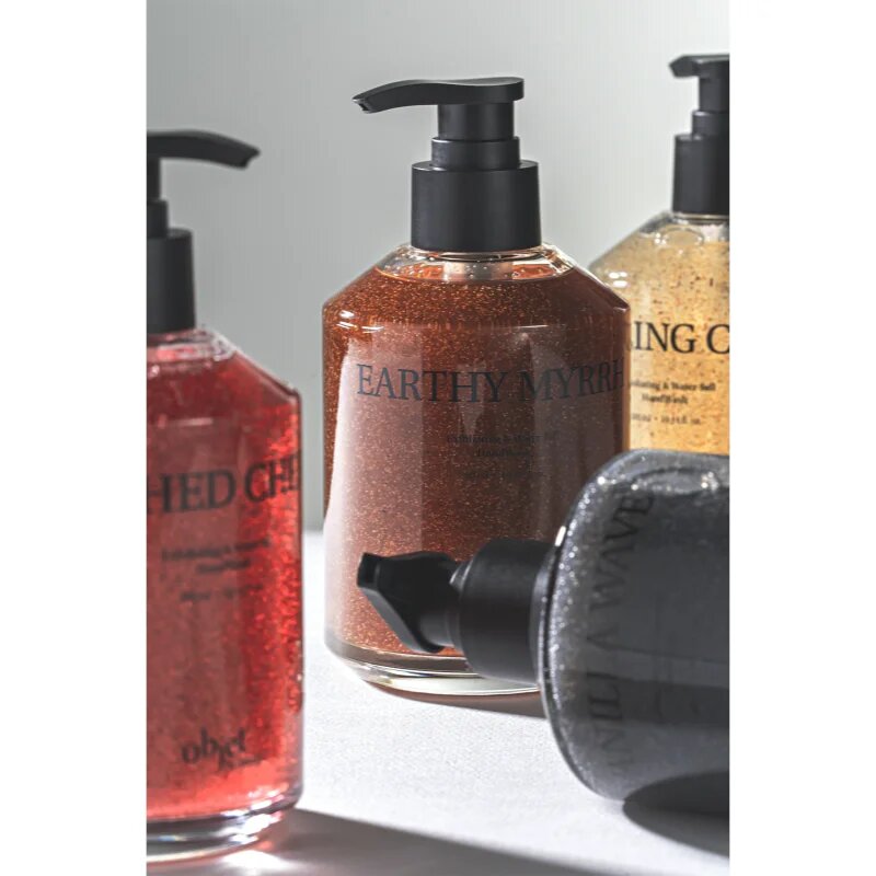 KUNDAL Objet Exfoliating & Waterfull Hand Wash течен сапун-грижа за ръце с ексфолиращо действие с аромат Earthy Myrrh 380 мл.