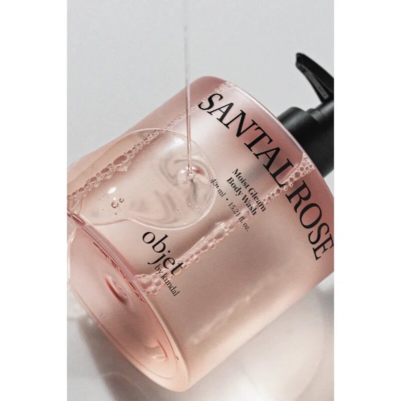 KUNDAL Objet Moist Gleam Body Wash парфюмиран душ гел за интензивна хидратация с аромат Santal Rose 450 мл.