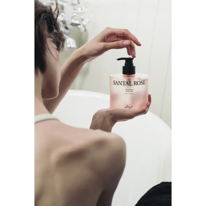KUNDAL Objet Moist Gleam Body Wash парфюмиран душ гел за интензивна хидратация с аромат Santal Rose 450 мл.