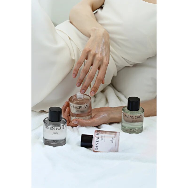 KUNDAL Objet Satin Glow Body Oil подхранващо масло за тяло за интензивна хидратация с аромат Linen Water 100 мл.
