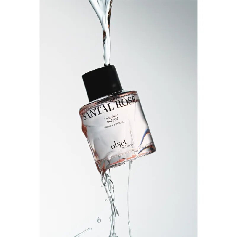 KUNDAL Objet Satin Glow Body Oil подхранващо масло за тяло за интензивна хидратация с аромат Santal Rose 100 мл.