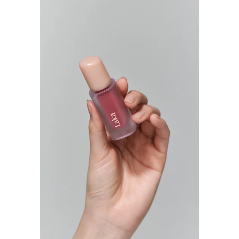 Laka Fruity Glam Tint дълготраен гланц за устни с хидратиращ ефект цвят 111 Mellow 4.5 гр.