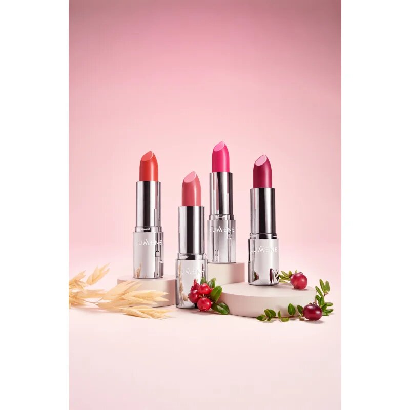 Lumene Luminous Moisture овлажняващо червило цвят 12 Strawberry Kiss 4.7 гр.