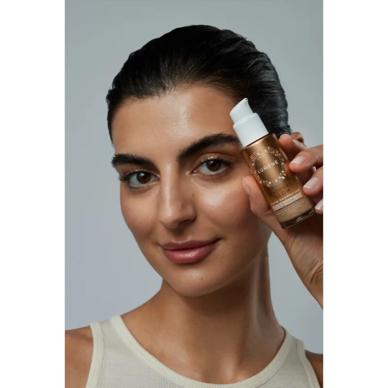 Lumene Natural Glow озаряващ фон дьо тен за естествен вид SPF 20 цвят 4 Tan (Neutral) 30 мл.