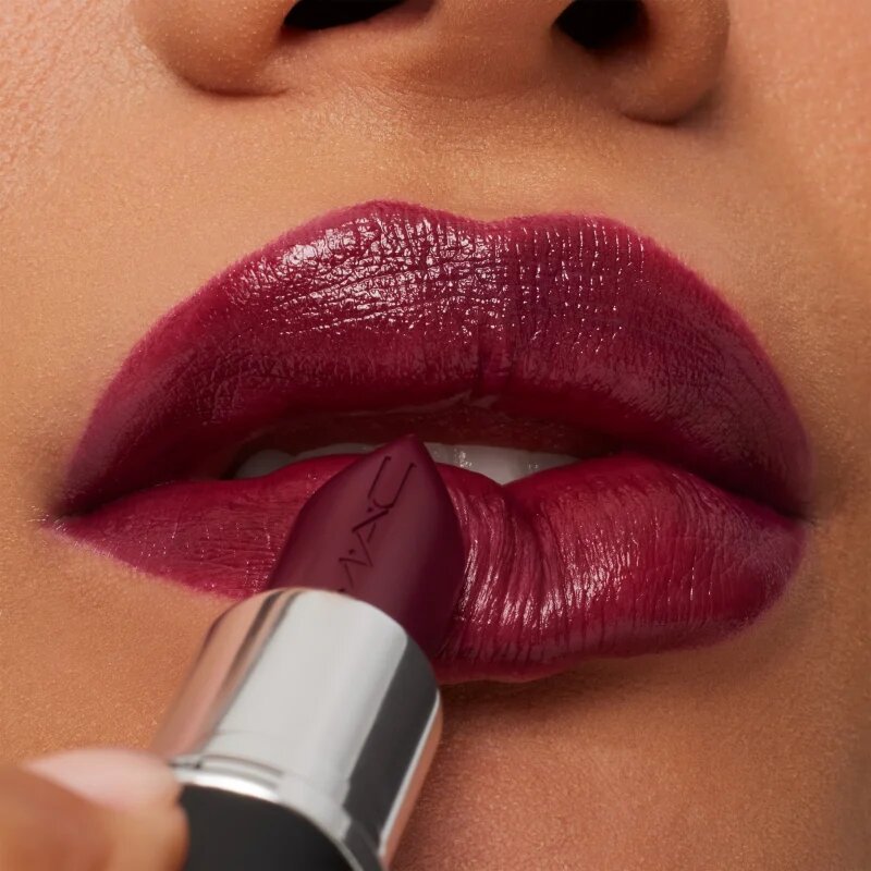 MAC Cosmetics MACximal Sleek Satin Lipstick Mini сатенено червило за перфектен външен вид цвят REBEL 1.5 гр.