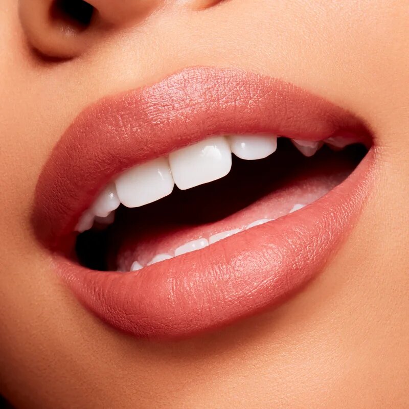 MAC Cosmetics Powder Kiss Velvet Blur Slim Stick матиращо хидратиращо червило цвят Over the Taupe 2 гр.