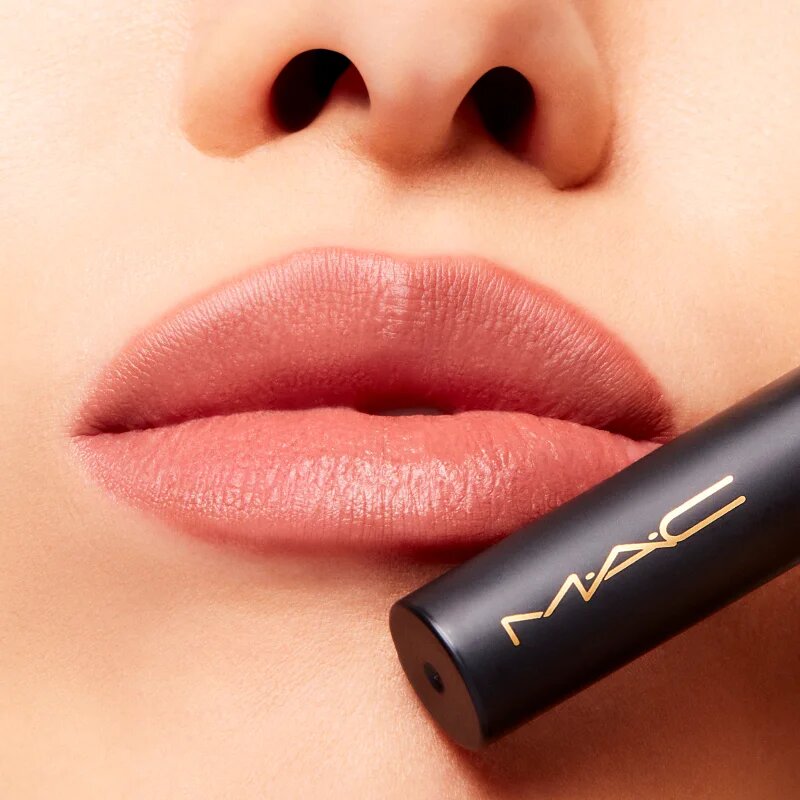 MAC Cosmetics Powder Kiss Velvet Blur Slim Stick матиращо хидратиращо червило цвят Over the Taupe 2 гр.
