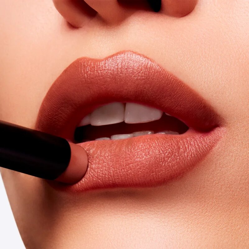 MAC Cosmetics Powder Kiss Velvet Blur Slim Stick матиращо хидратиращо червило цвят Spice World 2 гр.