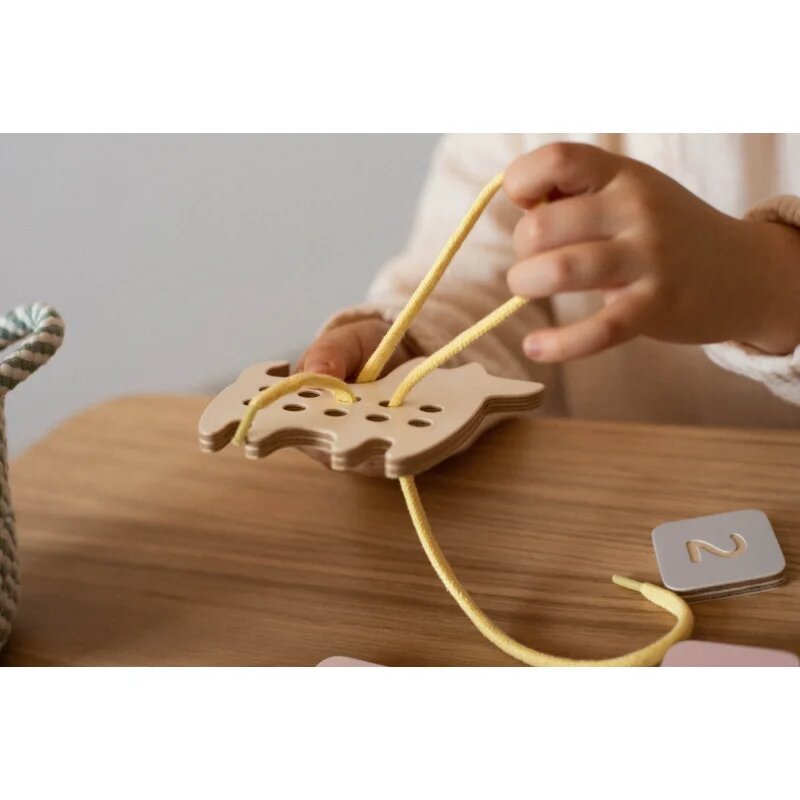 Milin Small Wooden Lacing Toy Dog играчка за подреждане 10 cm x 10 cm x 07 cm 1 бр.