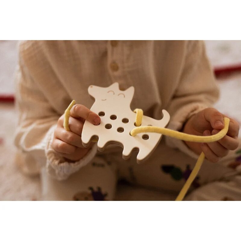 Milin Small Wooden Lacing Toy Dog играчка за подреждане 10 cm x 10 cm x 07 cm 1 бр.