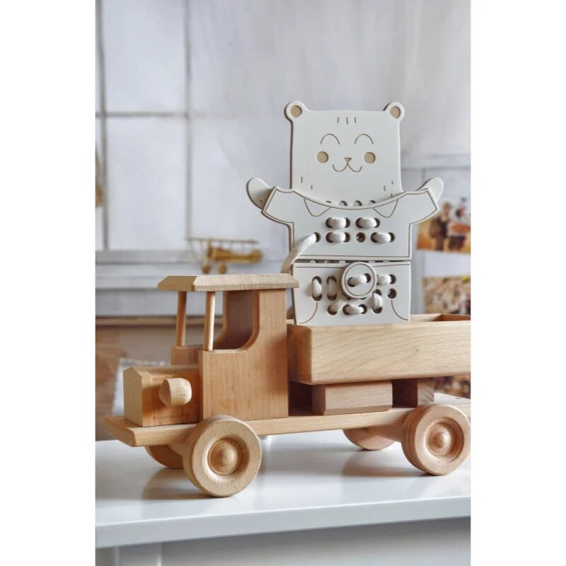 Milin Wooden Lacing Toy Mr. Teddy играчка за подреждане 22 cm x 17 cm x 07 cm 1 бр.