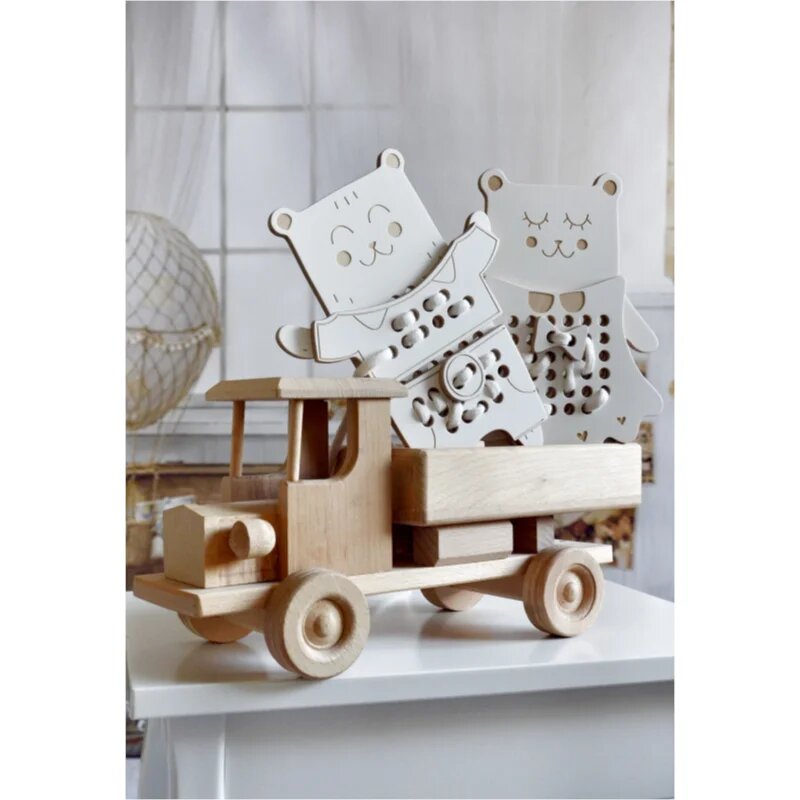 Milin Wooden Lacing Toy Mrs. Teddy играчка за подреждане 22 cm x 16 cm x 07 cm 1 бр.