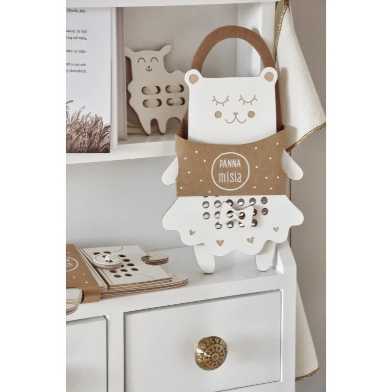 Milin Wooden Lacing Toy Mrs. Teddy играчка за подреждане 22 cm x 16 cm x 07 cm 1 бр.